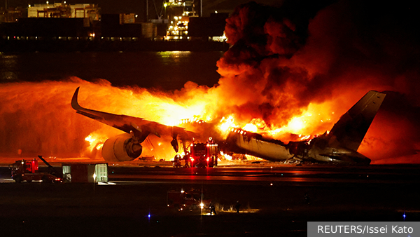 В токийском аэропорту при посадке загорелся пассажирский самолет 
