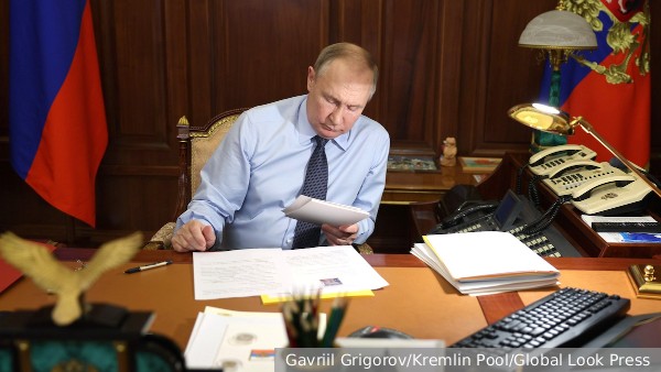 Путин подписал закон о приеме в гражданство служащих в ВС иностранцев