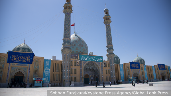В Иране над мечетью Джамкаран подняли красный флаг мести