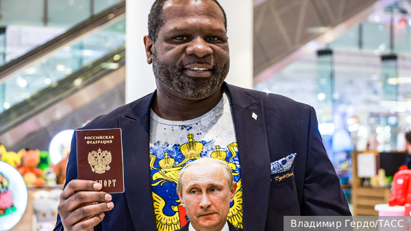 Боксер Джонсон получил паспорт гражданина России 