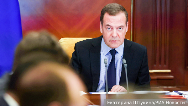 Медведев: Размещение британских войск на Украине будет означать объявление войны России