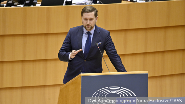 Депутат Европарламента назвал трусами сбежавших с Украины мужчин