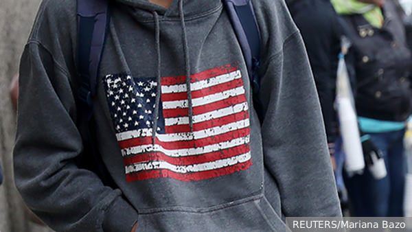 Летчик Ярошенко раскритиковал молодых людей с флагом США на одежде