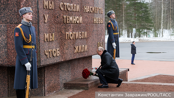 Путин возложил цветы к монументу «Рубежный камень» на Невском пятачке