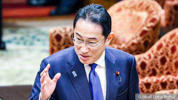 Премьер Японии заявил о новых санкциях против России и стремлении решить «территориальный вопрос»