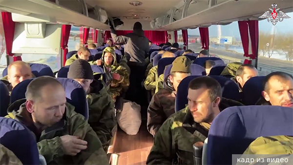 Минобороны показало видео возвращения российских военнопленных