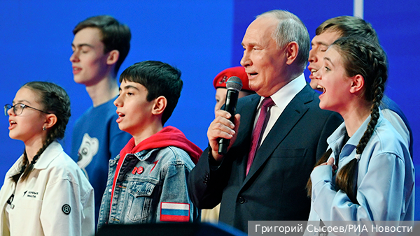 Путин вместе с детьми из «Движения первых» спел гимн России