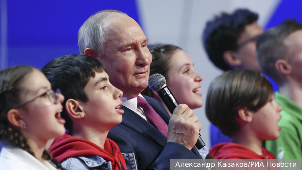 Депутат: Политика Путина позволяет укрепить связь молодежи со страной и историей