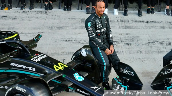 Семикратный чемпион «Формулы-1» Хэмилтон решил перейти из Mercedes в Ferrari после сезона-2024