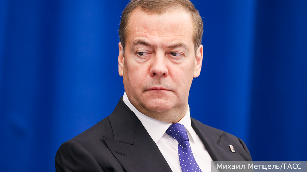 Медведев назвал учения НАТО «конвульсией дряблых западных мускулов»
