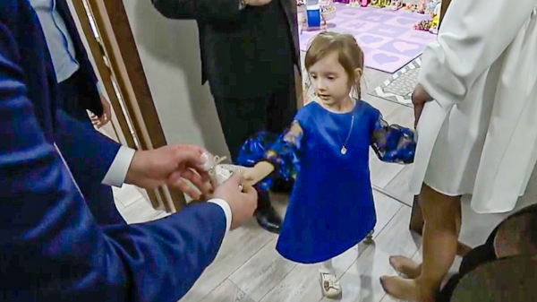 Тульская девочка подарила Путину плюшевого зайца «на победу»