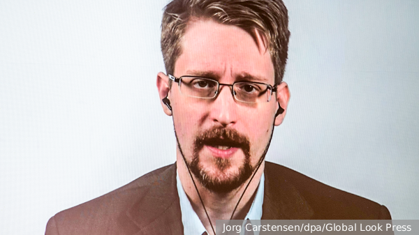 СМИ: Журналист Карлсон встретился  в Москве с Эдвардом Сноуденом