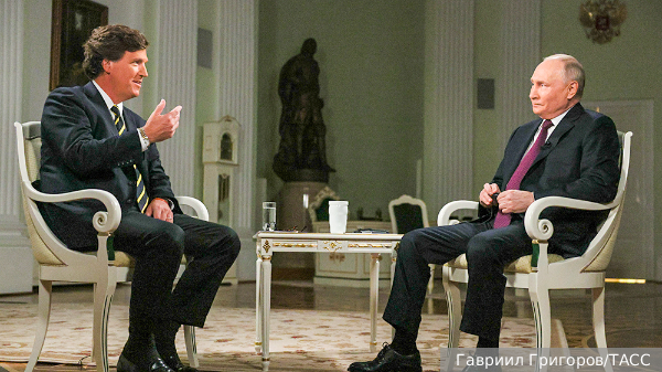 Песков рассказал, как Путин согласился на интервью с Карлсоном