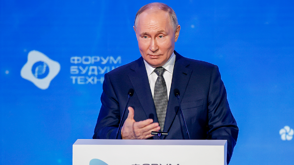Путин: Всем медикам с 1 апреля повысят окладную часть зарплат