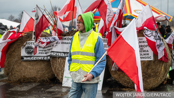 Польские фермеры перекрыли дороги по всей стране и высыпают украинское зерно из вагонов