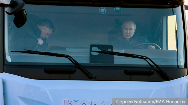 Кремль показал видео поездки Путина на «КамАЗе» по трассе М-12