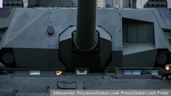 Глава Ростеха: Танк Т-14 «Армата» приняли на вооружение российской армии