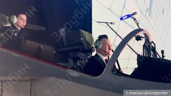 Путин протестировал авиатренажер в Краснодарском высшем военном авиационном училище