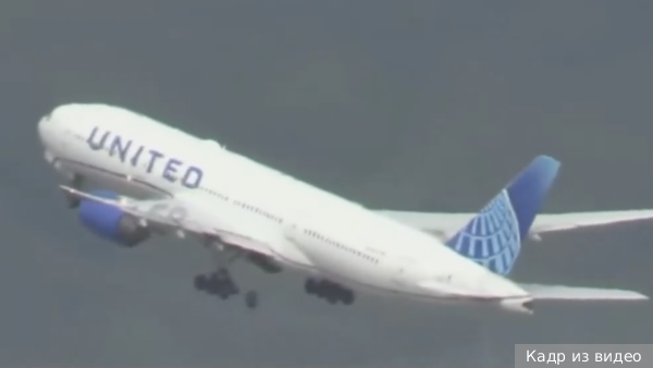 Колесо от взлетавшего Boeing 777-200 упало на парковку у аэропорта Сан-Франциско и повредило несколько машин