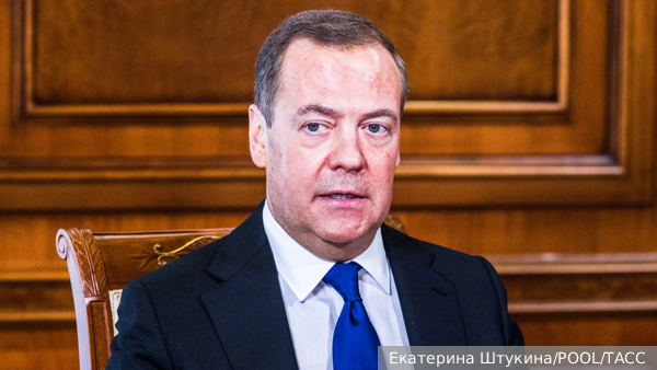 Медведев назвал Байдена позором США