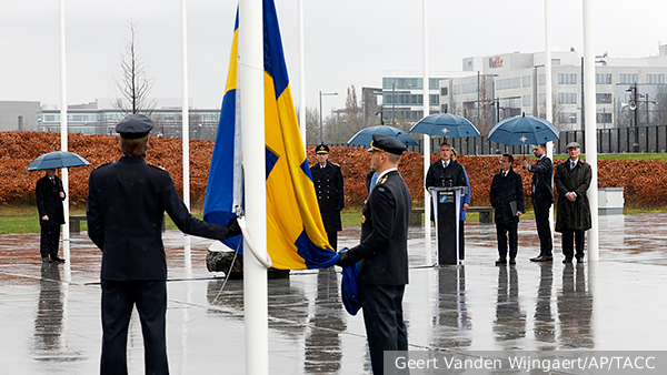 Флаг Швеции подняли в штаб-квартире НАТО
