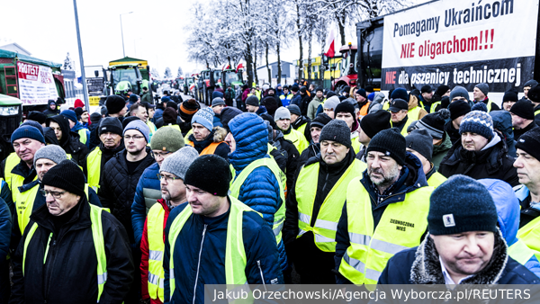 Протестующие в Польше начали блокировать автобусы с украинцами