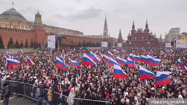 На концерт в честь 10-летия воссоединения с Крымом на Красной площади собрались десятки тысяч людей