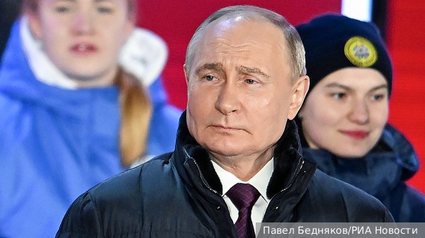 Путин спел гимн России на концерте в честь годовщины воссоединения Крыма и России