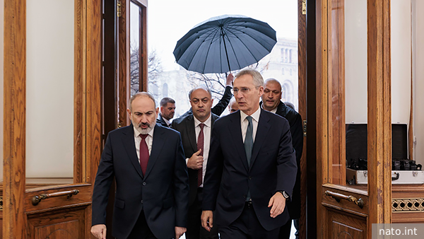 Столтенберг в Армении призвал увеличить помощь Украине