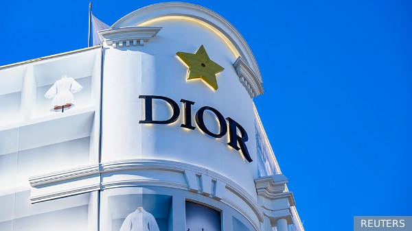 Dior подала в суд на россиянку за провоз в багаже обуви из Турции