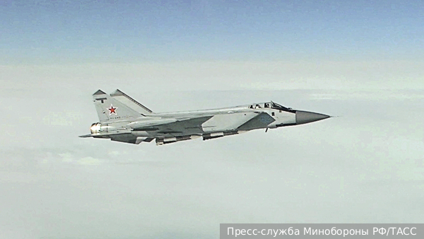 МиГ-31 прогнал пару бомбардировщиков ВВС США от границы России над Баренцевым морем