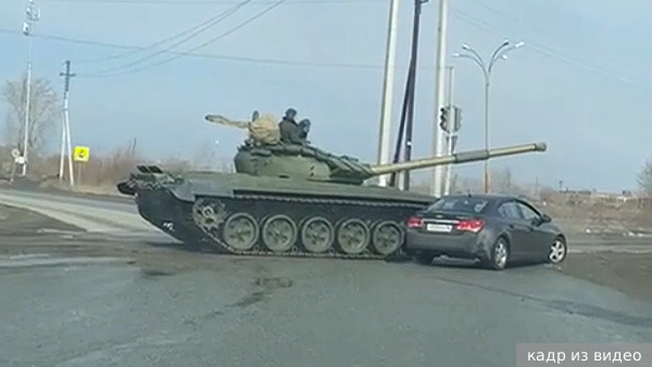 В Нижнем Тагиле танк протаранил пытавшуюся проехать на красный свет легковушку