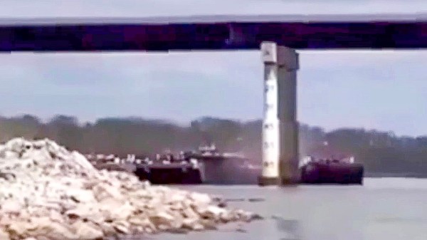 В США еще одно судно врезалось в мост на реке