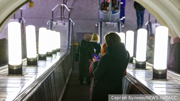 На центральных станциях метро в Москве кратковременно отключился свет