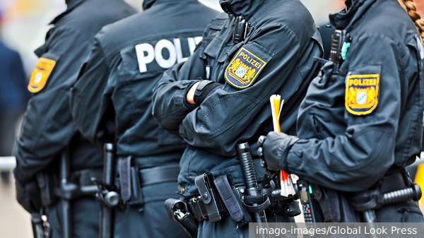 Полицейские в Германии обвинили Украину в нехватке штанов 