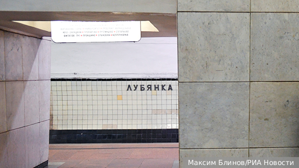 В московском метро эскалатор зажевал плащ и волосы девушки