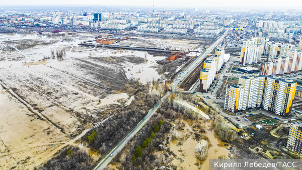 В Оренбурге паводковая вода вплотную подошла к многоэтажкам