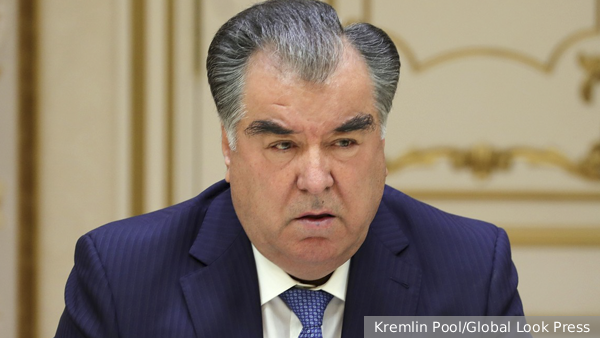 Президент Таджикистана призвал молодежь «не пятнать честь таджиков»