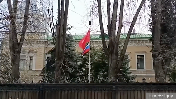 Над зданием посольства Украины в Москве подняты флаг России и Знамя Победы