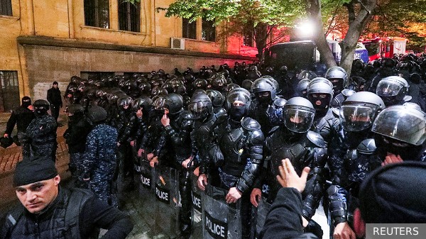 Полиция в Тбилиси пригрозила применить силу против митингующих 
