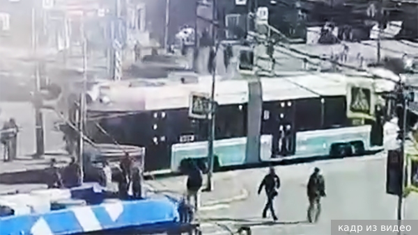 Сбитая инновационным трамваем в Петербурге женщина умерла в больнице