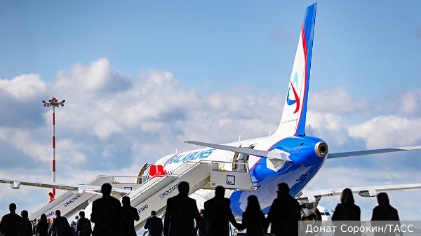 Пилот посадившего в поле под Новосибирском самолета уволился из «Уральских авиалиний» 
