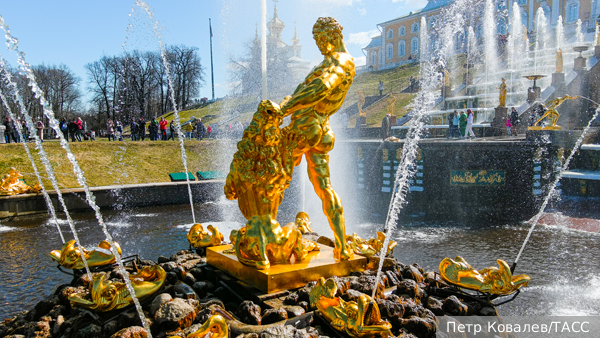 В Петербурге отменили пуск фонтанов из-за снега 