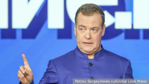 Медведев прокомментировал решение США о выделении военной помощи Украине