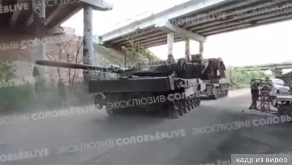 Бойцы группировки «Центр» эвакуировали трофейный танк Leopard 2