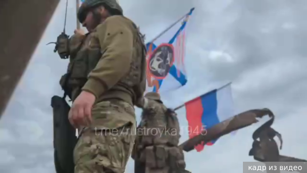 Морпехи показали, как поднимали флаг в освобожденной Новомихайловке