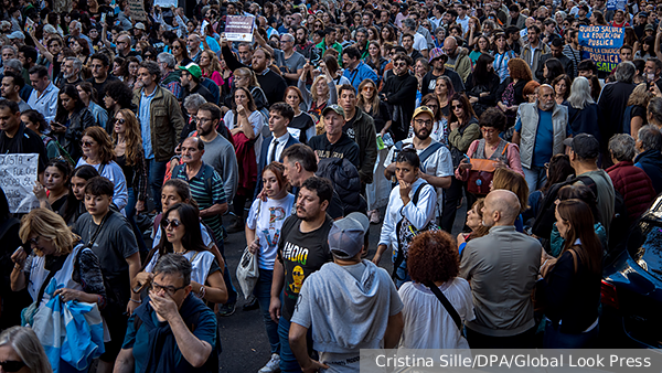 Сотни тысяч аргентинцев вышли на митинг против реформы образования