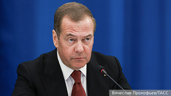 Медведев заявил о попытках подменить историю «злобной ложью»
