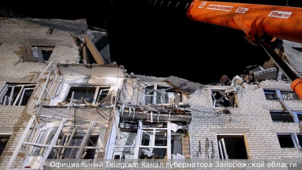 После украинского обстрела под завалами дома в Токмаке обнаружено тело мужчины