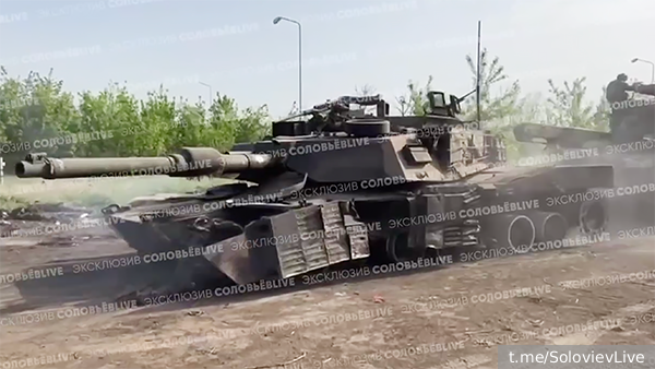 Опубликованы кадры эвакуации трофейного танка Abrams из зоны СВО